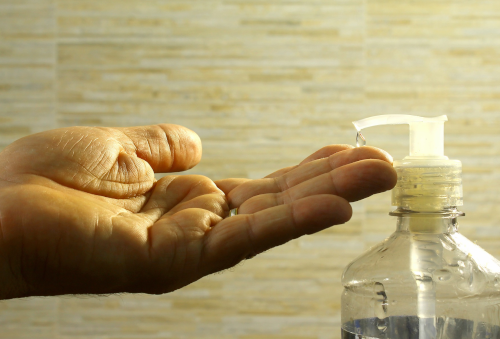 Czy wiesz w jaki sposób wykorzystać dozowniki do płynów do dezynfekcji?